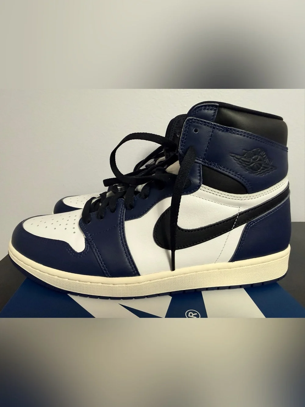 Air Jordan 1 Retro High OG Midnight Navy.